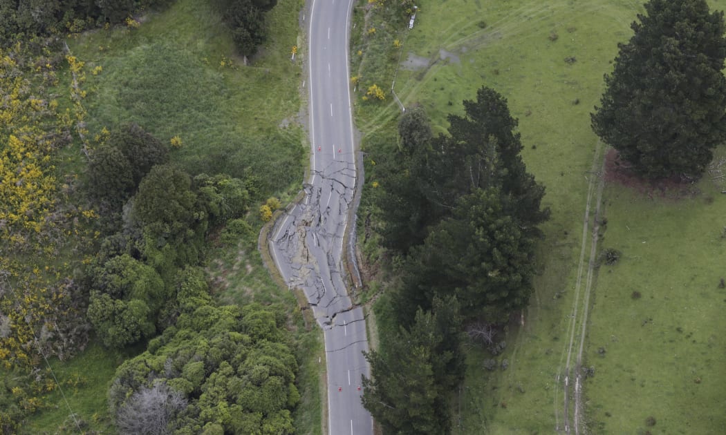 Road between Kaikoura and Mt Lyford - bends in the road