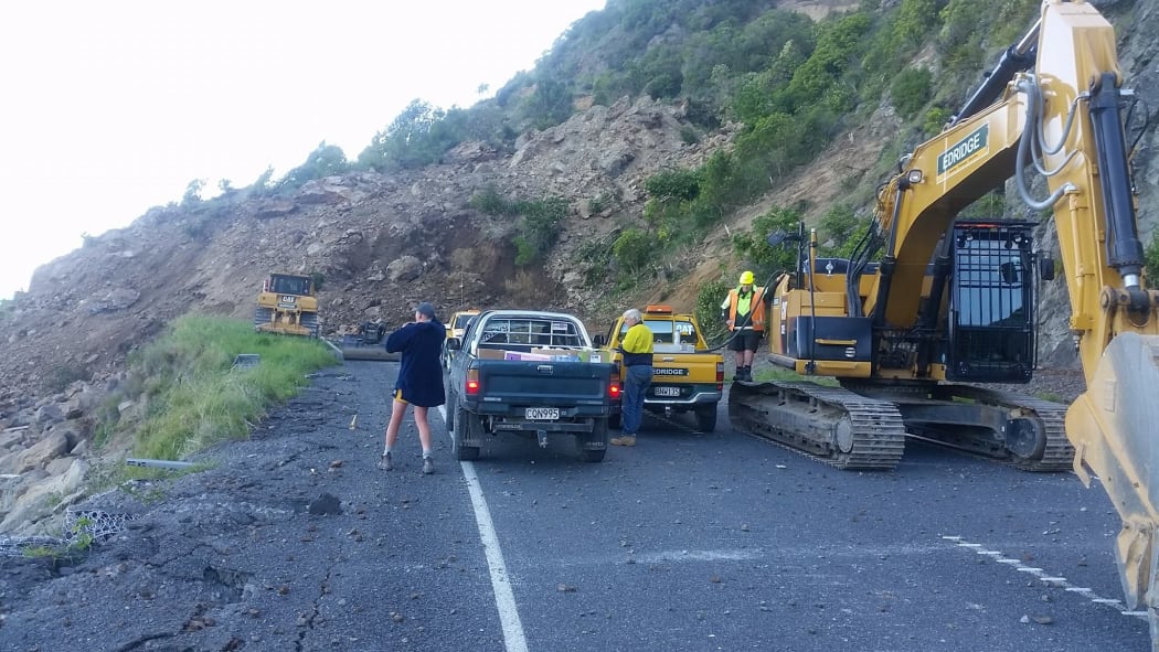 NZ Farming volunteers help clear roads.