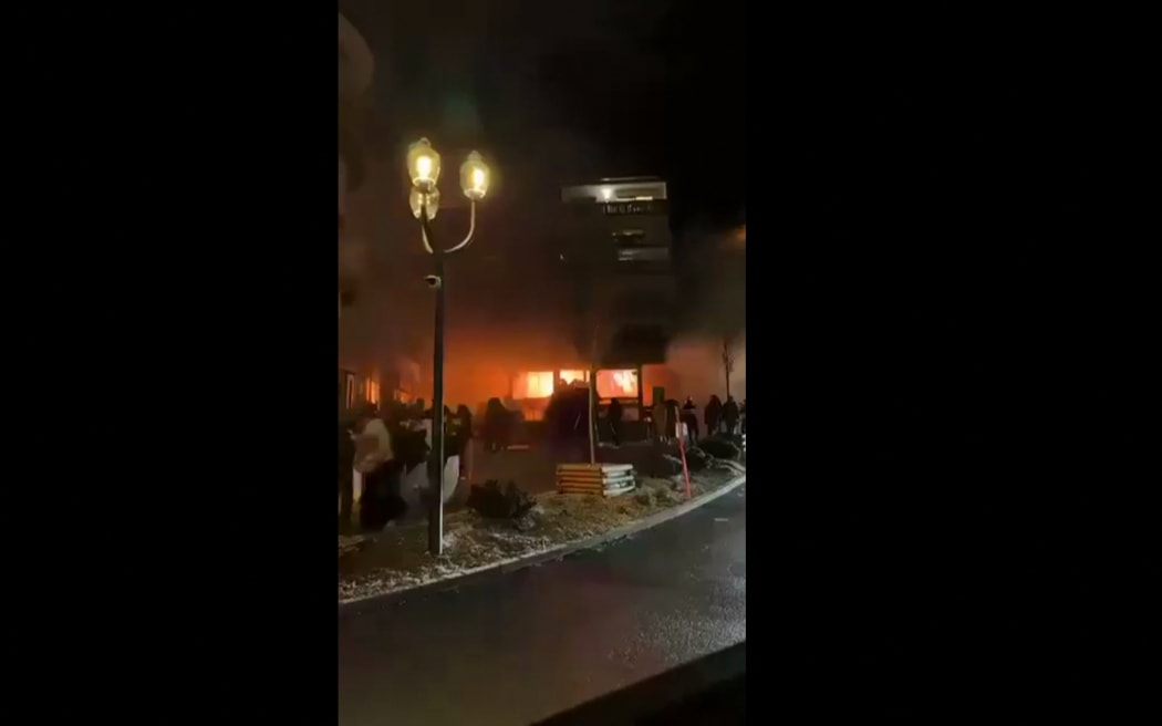 A grab of a video obtained from the X account of @Tyroneking36852 shows a fire in a bar in Crans-Montana, a ski resort in the canton of Valais, Switzerland, early on January 1, 2026. The footage was filmed by a tourist from New York who told AFP that he saw people running and screaming from the party venue. Several dozen people are presumed dead and around 100 injured after a fire ripped through a crowded bar in the luxury Swiss ski resort of Crans-Montana, Swiss police said on January 1, 2026. Police, firefighters and rescuers rushed to the popular resort, which is set to host the Ski World Cup from January 30, after the fire broke out in the early hours of New Year's Day. (Photo by @Tyroneking36852 / AFP) / RESTRICTED TO EDITORIAL USE – MANDATORY CREDIT «  AFP PHOTO / X /  @TYRONEKING36852» - NO MARKETING NO ADVERTISING CAMPAIGNS – DISTRIBUTED AS A SERVICE TO CLIENTS [- NO ARCHIVE ]