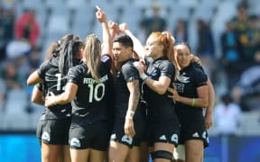 New Zealand women's rugby sevens team huddle.