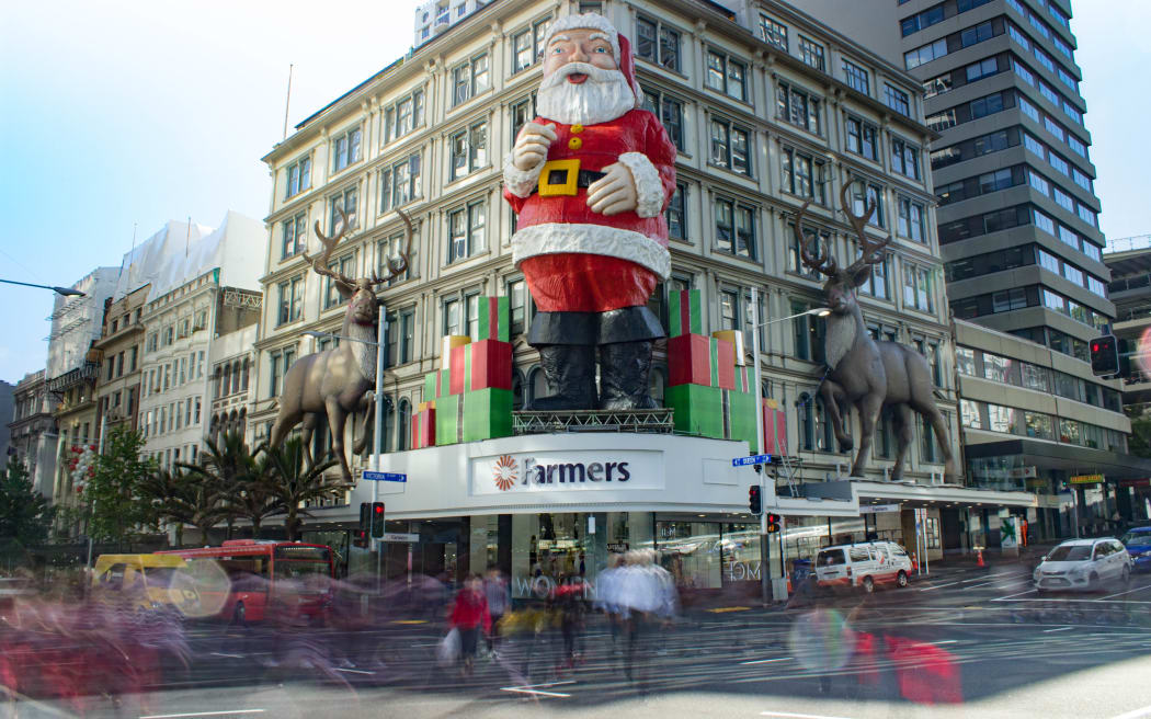 Goodbye to Auckland's iconic giant Santa | RNZ