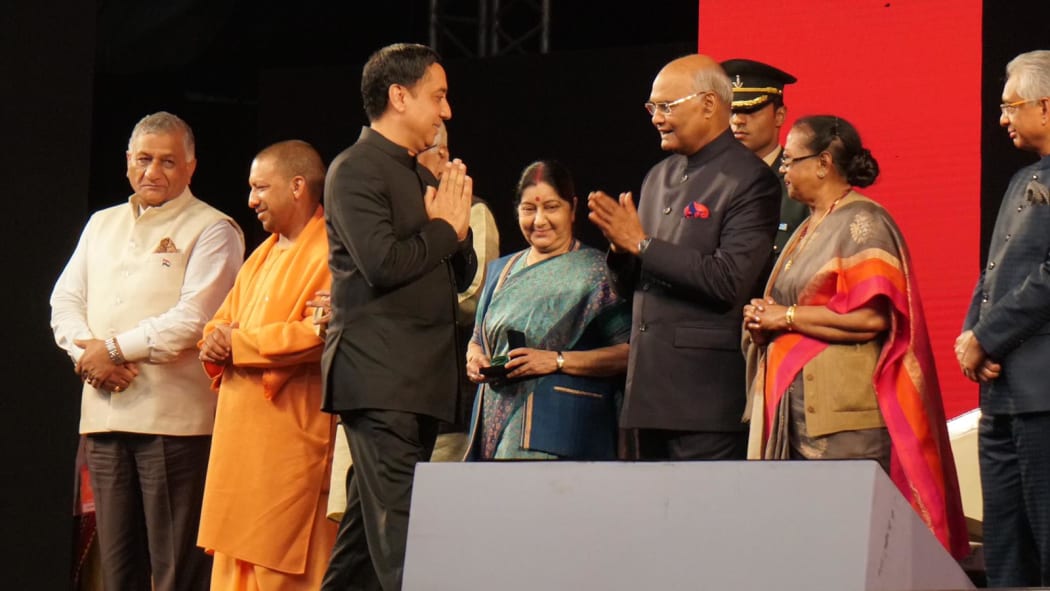 Bhav Dhillon receiving the Pravasi Bhartiya Sammna from the President of India Honourable Ram Nath Kovind at PBD 209 in Varanasi, India