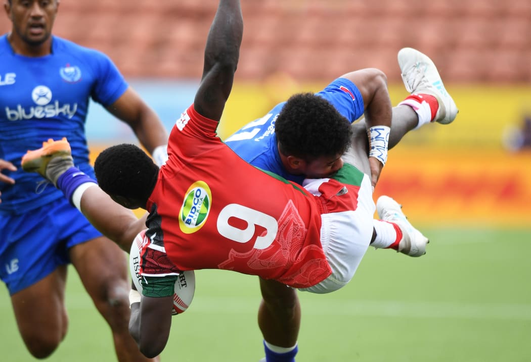 Samoa's Joe Perez tackles Kenya's Nelson Oyoo during the 2018 Hamilton Sevens.