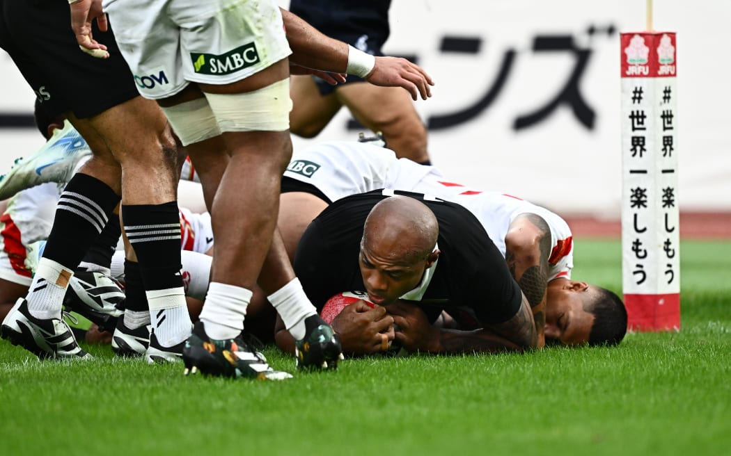 Mark Telea scores a try.