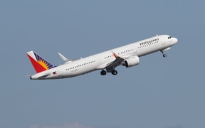 A picture shows Philippine Airlines’ Airbus A321 (RP-C9933) flying in Tokyo on Aug. 4, 2021. ( The Yomiuri Shimbun ) (Photo by Toshikazu Sato / The Yomiuri Shimbun via AFP)
