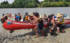 Waka being pulled up to Te Ao Hou Marae, as part of the Annual Tira Hoe Waka Whanganui River pilgrimage, January 2019.