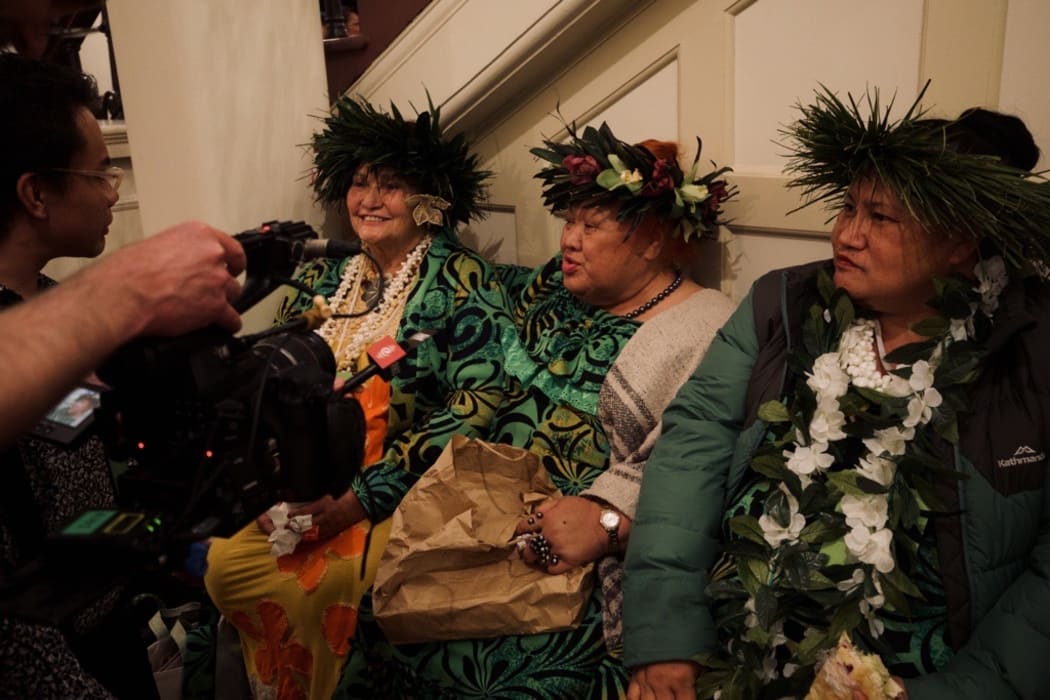 Cook Islands māmā imparting their wisdom.