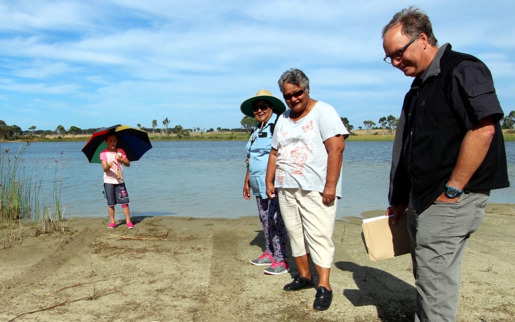 Ngati Kahu’s Tawakeiti Reti, Hikitia Laing and Kiri Brown inspect tyre tracks leading into Lake Waiporohita with regional council Lakes Catchment Advisor Will Trusewich.