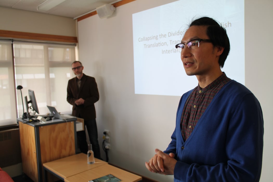 Dr Luo Hui introduces Professor Stalling at Victoria University