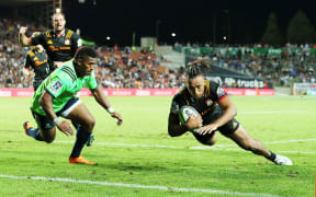 Chiefs winger Sean Wainui scoring a try against the Highlanders