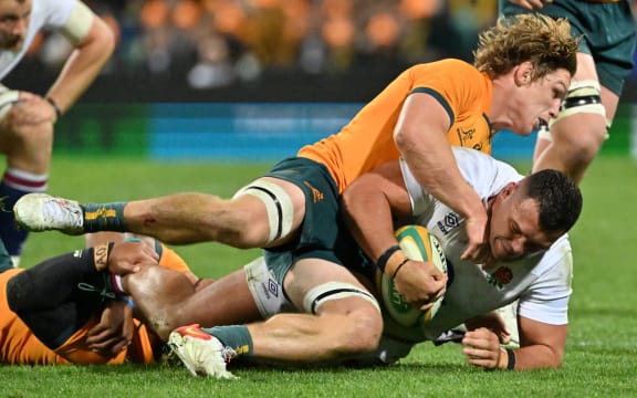 Australia's Michael Hooper tackles England's Ellis Genge (C) during the rugby Test match between England and Australia at the Sydney Cricket Ground (SCG) in Sydney on July 16, 2022. (Photo by Saeed Khan / AFP) / -- IMAGE RESTRICTED TO EDITORIAL USE - STRICTLY NO COMMERCIAL USE --