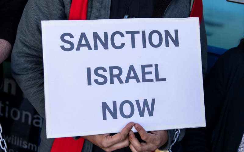 'We must stay on': Clergy chained in Gaza protest wait to meet Willis | RNZ