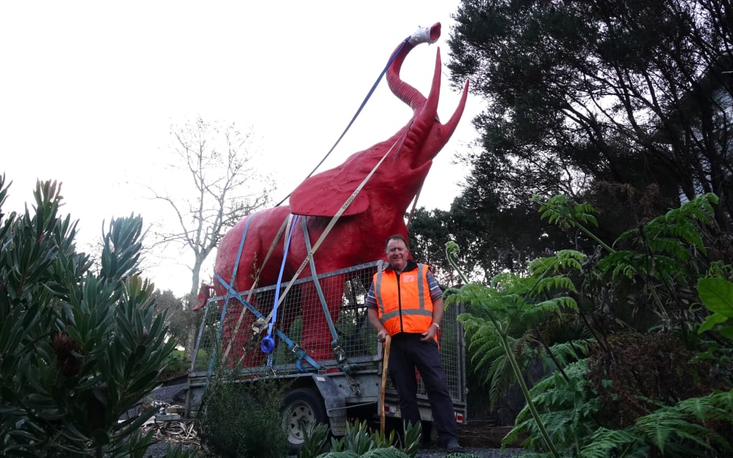Peter Harris with the red elephant at Langs Beach, shortly after their circuitous journey from Auckland's Khyber Pass. Photo: RNZ / Peter de Graaf