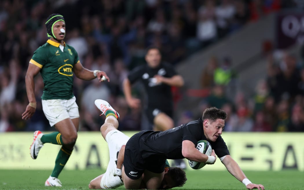 Cam Roigard scores a try against South Africa.
