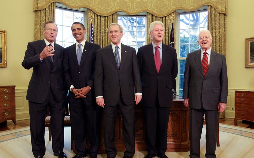 WASHINGTON - JANUARY 07: U.S. President George W. Bush (C) meets with President-elect Barack Obama (2nd-L), former President Bill Clinton (2nd-R), former President Jimmy Carter (R) and former President George H.W. Bush (L) in the Oval Office January 7, 2009 in Washington, DC. On January 20, 2009 Barack Obama will be sworn in as the nations’s 44th president.   Mark Wilson/Getty Images/AFP (Photo by MARK WILSON / GETTY IMAGES NORTH AMERICA / Getty Images via AFP)