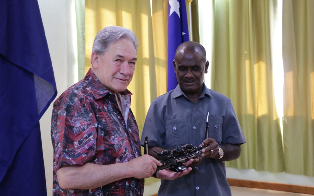 Premier Wysp Salomona Jeremiah Maneli spotyka się z wicepremierem Nowej Zelandii Winstonem Petersem.