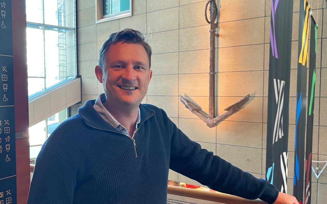 Hamish Williams with the second De Surville anchor at Te Papa Musuem.
