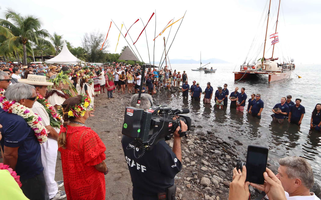 Two double-hulled voyaging canoes from Hawaii have arrived in Tahiti to a welcome ceremony attended by more than a thousand French Polynesians.