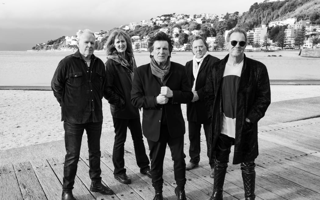 The Warratahs band members Barry Saunders (vocals/guitar), Nik Brown (violin, mandolin), Nick Theobald (bass, vocals), Alan Norman (keyboards, accordion) and Caroline Easther (drums).