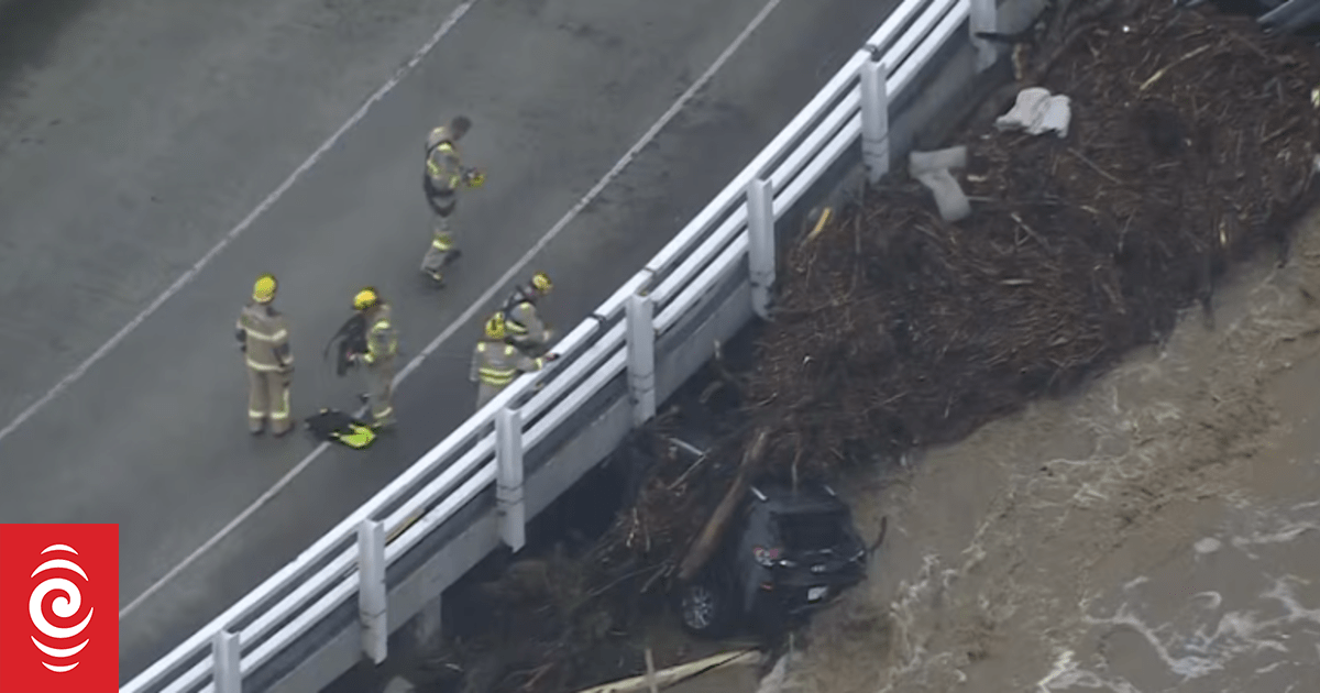 Victoria flood: Emergency warning for Great Ocean Road as record-breaking downpour sweeps cars to sea