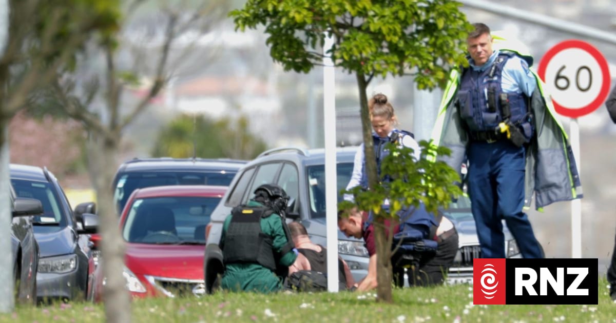 Loud bangs, gas as man arrested after police officer shot in Auckland's ...