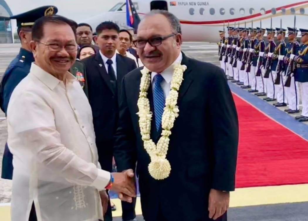 Papua New Guinea's prime minister Peter O'Neill (centre) welcomed as he arrives for a state visit to the Philippines, 16 May 2018