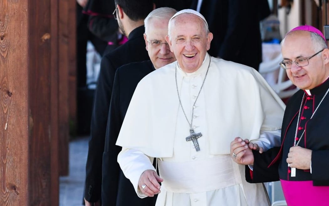 Pope Francis (C), escorted by Archbishop of Camerino Francesco Massara (R), visits on June 16, 2019 the emergency housing structures (Casette) of Cortine