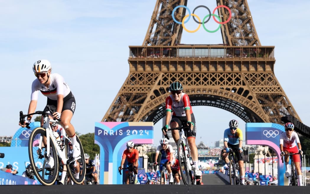 04 August 2024, France, Paris: Olympics, Paris 2024, cycling, road race, women, Franziska Koch (l) from Germany. Photo: Jan Woitas/dpa (Photo by JAN WOITAS / DPA / dpa Picture-Alliance via AFP)