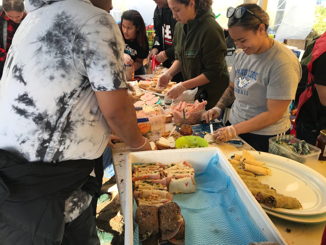 There are about a hundred kaimahi (workers) preparing food, making tea and coffee, and handing out water.