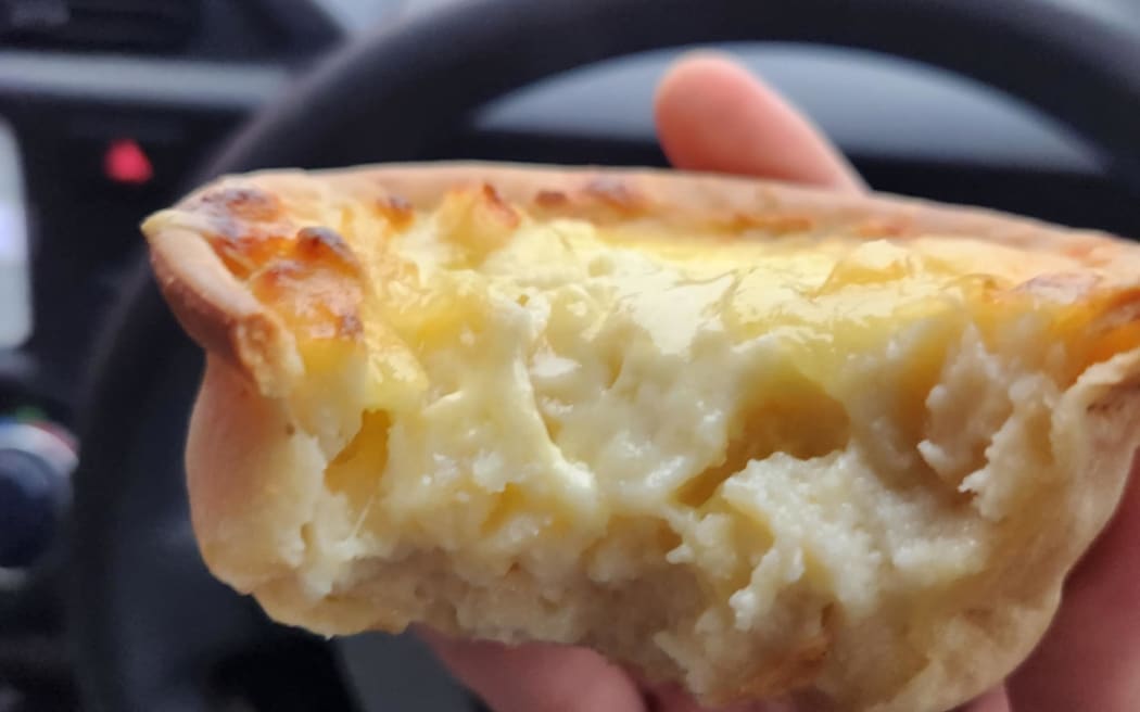 A Mac n Cheese pie on the Mean Pies app
