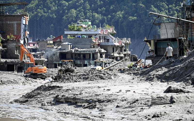 Nepal searches through mud and debris as families look for missing loved ones ; Death toll crosses 600, over 2400 still missing