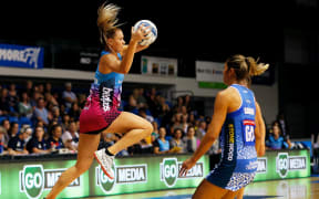 Steel shooter Lenize Potgieter (left) and Mystics defender Phoenix Karaka