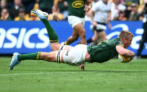 Pieter-Steph du Toit of the Springboks scores a try against Australia during a Rugby Championship match in Brisbane on August 10, 2024.