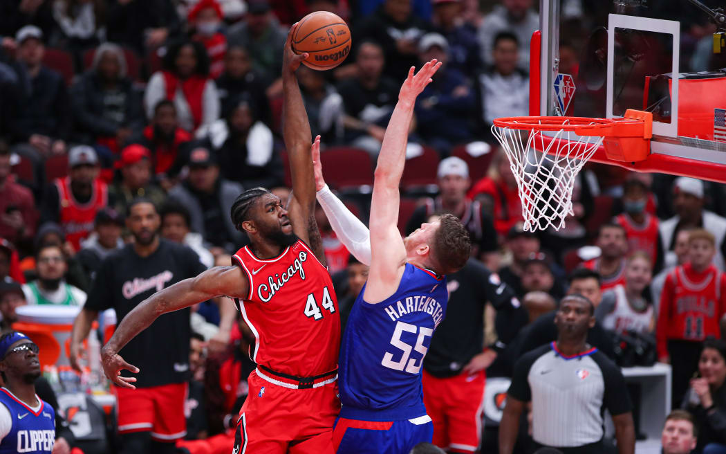 Chicago Bulls forward Patrick Williams (44) is defended by Los Angeles Clippers center Isaiah Hartenstein (55)