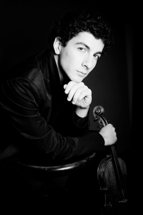 Promo shot of violinist Sergey Khachatryan