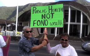 American Samoans protest against plans to almost double lawmakers salaries.