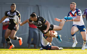 Kiwis fullback Roger Tuivasa-Sheck offloads to Jamayne Isaako.