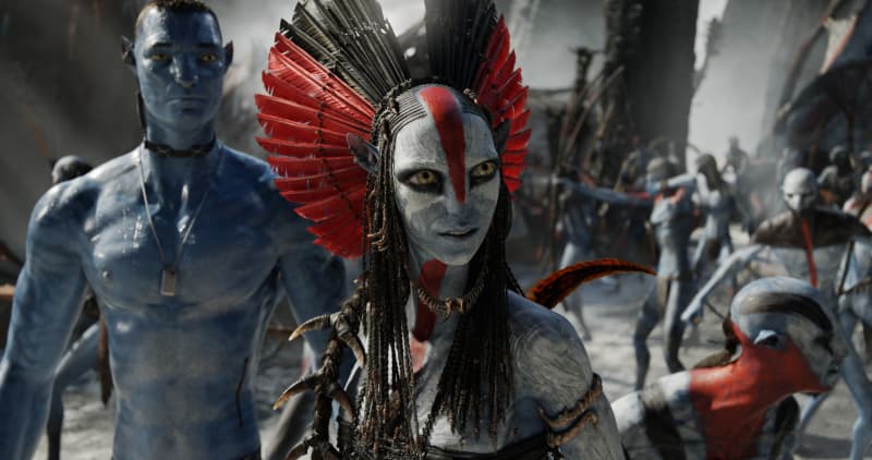 (L-R) Quaritch (Stephen Lang) and Varang (Oona Chaplin) in Avatar: Fire and Ash.