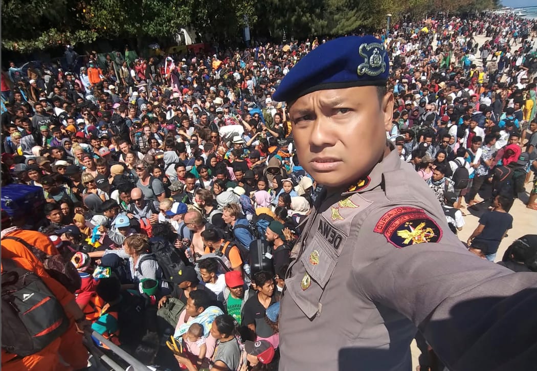 Hundreds of people attemp to leave Gili Trawangan, north of neighbouring Lombok island.