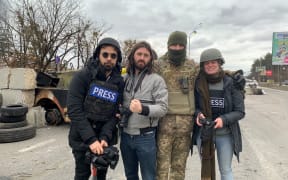 Kiwi photojournalist Tom Mutch (second from left) with fellow journalists and Ukraine soldier