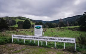 New Zealand. world's longest place named Taumatawhakatangihangakōauauotamateapōkaiwhenuakitānatahu.