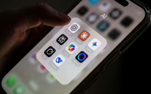 ILLUSTRATION - 22 October 2025, Mecklenburg-Western Pomerania, Schwerin: Several AI applications can be seen on a smartphone screen, including ChatGPT, Claude, Gemini, Perplexity, Microsoft Copilot, Meta AI, Grok and DeepSeek. The apps are grouped in a folder labeled "AI". Artificial intelligence applications from various providers are increasingly shaping everyday digital life - from text and image generators to research and assistance functions.