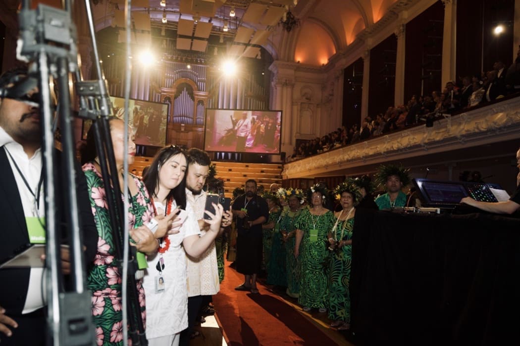 Crowds at Auckland Town Hall.