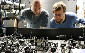 Mikkel Andersen (left) and Marvin Weyland in the physics lab.