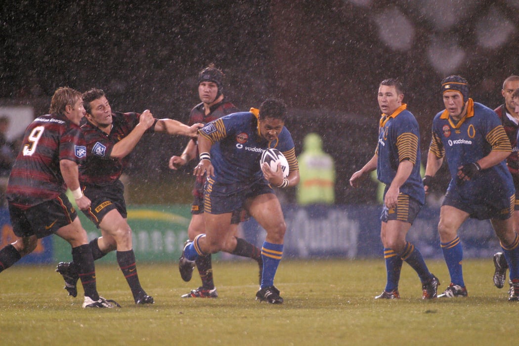 Otago's Seilala Mapusua fends off Canterbury's Aaron Mauger during a 2002 NPC match in Christchurch.