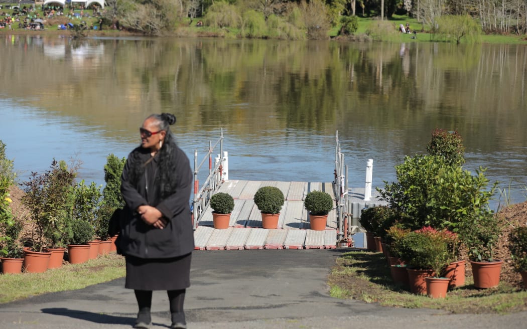 Onlookers wait for Kiingi Tuheitia's body to arrive at Taupiri maunga