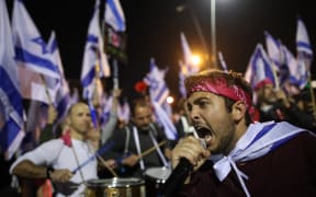 Israelis protest against the government's controversial judicial reform bill, in front of the residence of Justice Minister Yariv Levin, in the central city of Modiin, on March 9, 2022. (Photo by GIL COHEN-MAGEN / AFP)