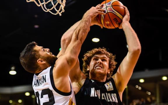 Tall Black Rob Loe is returning to the Breakers.