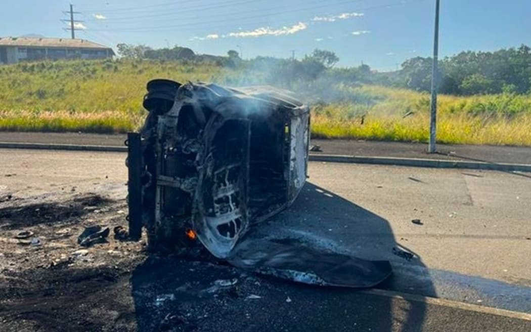 French security forces vehicle burnt down in the South of Dumbéa, New Caledonia on 24 June 2024 – Photo NC la 1ère