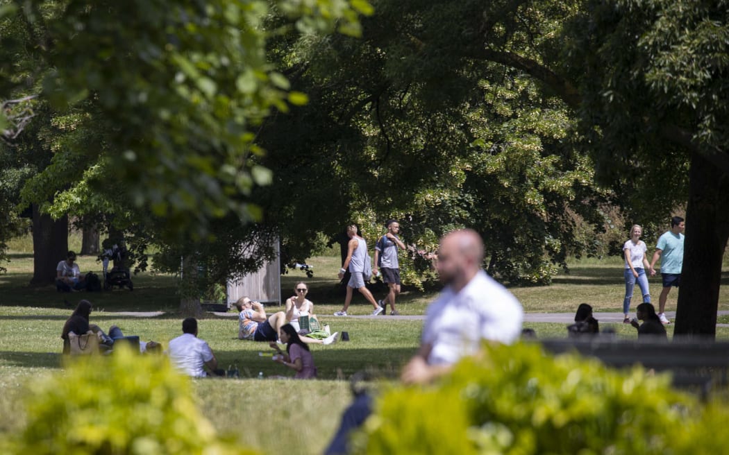 LONDON, UNITED KINGDOM - JUNE 16: A general view of the city where people are set for a scorching end to the week as temperatures are expected to reach highs of 35 degrees in London, United Kingdom on June 16, 2022. It has been reported that the southeast and east of the country, including the capital London, are under a heatwave. While the air temperature that has scorched the country since Wednesday is expected to reach 35 degrees tomorrow, the hot weather will lose its effect with rain on Sunday. Rasid Necati Aslim / Anadolu Agency (Photo by Rasid Necati Aslim / ANADOLU AGENCY / Anadolu Agency via AFP)